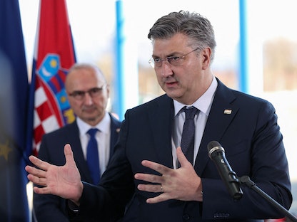 رئيس الوزراء الكرواتي أندريه بلينكوفيتش يتحدث خلال مؤتمر صحافي مشترك مع رئيسة المفوضية الأوروبية والرئيس السلوفيني عند معبر بريجانا/ أوبريزي الحدودي بين كرواتيا وسلوفينيا. 1 يناير 2023 - AFP