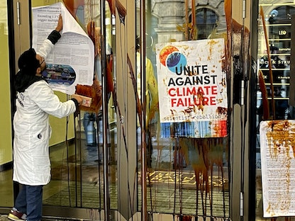 ناشطون في مجموعة "تمرد العلماء" للتغير المناخي يتظاهرون خارج مبنى بلاك روك في ميونيخ ألمانيا- 25 أكتوبر 2022 - REUTERS