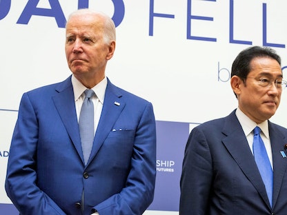 الرئيس الأميركي جو بايدن إلى جانب رئيس الوزراء الياباني فوميو كيشيدا خلال لقاء سابق في طوكيو - مايو 2022 - REUTERS