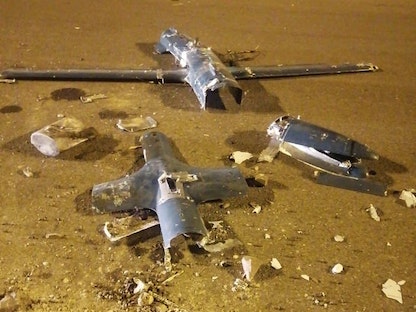 بقايا الطائرة المسيرة التي استخدمتها جماعة الحوثي في استهداف مطار الملك عبد الله بجازان - 8 أكتوبر 2021 - "التحالف"
