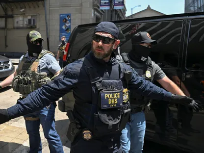 على غرار أميركا.. اليمين المتطرف يدفع نحو إنشاء وحدات شرطية أوروبية لترحيل المهاجرين