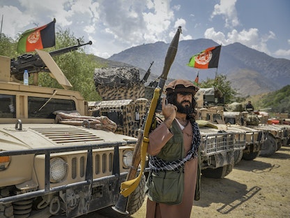 مسلحون أفغان يدعمون قوات الأمن الأفغانية ضد طالبان، يقفون بأسلحتهم وعرباتهم في منطقة باراخ بولاية بنجشير -19 أغسطس 2021 - AFP