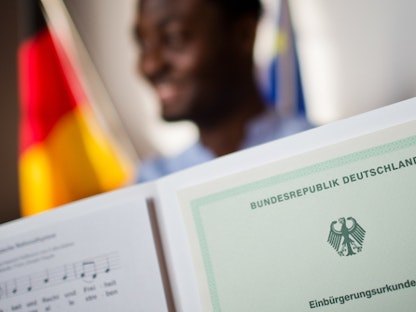 صورة غير مؤرخة نشرتها وزارة الخارجية الألمانية لرجل يحصل على شهادة التجنس - auswaertiges-amt.de