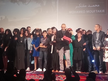 تكريم صنّاع فيلم (خريف التفاح) للمخرج المغربي محمد مفتكر في المهرجان الدولي للسينما الإفريقية بخريبكة، المغرب - snrtnews.com