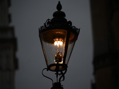 مصباح يعمل بالغاز بالقرب من وستمنستر أبي في وسط لندن ببريطانيا. 11 نوفمبر 2022 - AFP