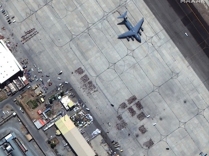 صورة بالأقمار الصناعية لمطار كابول والذي يتواجد فيه المئات في انتظار رحلات الإجلاء - 24 أغسطس 2021  - REUTERS