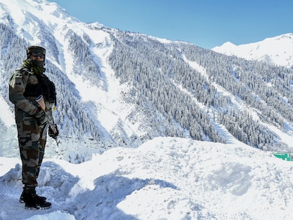 جندي هندي على طريق مغطى بالثلوج قرب ممرّ جبل زوجيلا الذي يربط سريناغار بإقليم لاداخ المتاخم للصين، 28 فبراير 2021 - AFP