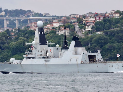 المدمرة البحرية البريطانية "ديفيندر" إس إم إس 45" تبحر في مضيق البوسفور في طريقها إلى البحر الأسود - 14 يونيو 2021 - REUTERS
