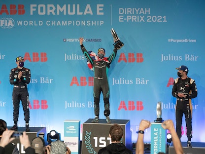 سام بيرد يرفع الكأس على المنصة الرسمية بعد إحرازه الجولة الثانية لبطولة العالم في الفورمولا إي  - الحساب الرسمي لبطولة العالم في الفورمولا إي على تويتر