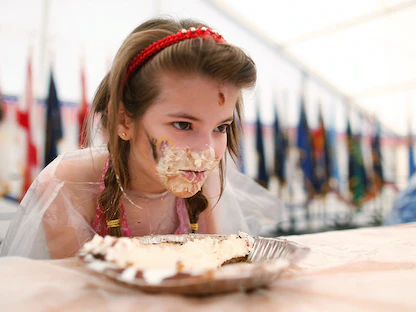 طفلة تأكل حلوى خلال احتفالات عبد الاستقلال في قاعدة بومهولدر بالولايات المتحدة - Getty Images