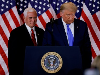 الرئيس الأميركي السابق دونالد ترمب يقف بجوار نائبه السابق مايك بنس أثناء الإدلاء بتصريحات في البيت الأبيض، واشنطن. 4 نوفمبر 2020. - REUTERS