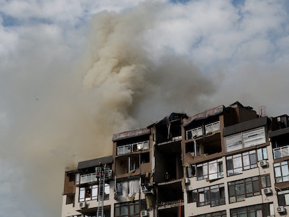 دخان يتصاعد فوق مبنى سكني تعرض للقصف في العاصمة الأوكرانية كييف - 26 يونيو 2022 - REUTERS