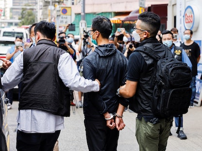 الشرطة تعتقل أحد النشطاء المؤيدين للديمقراطية في هونج كونج - 9 سبتمبر 2021 - REUTERS