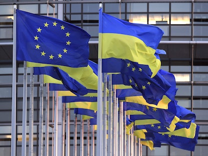 أعلام الاتحاد الأوروبي وأوكرانيا ترفرف بالقرب من البرلمان الأوروبي في ستراسبورج بشرق فرنسا. 7 مارس 2022  - AFP