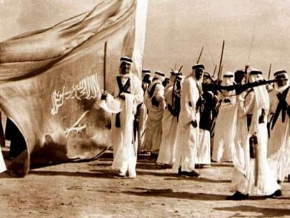 العَلَم السعودي المَلكي بين الملِكين فهد وسلمان بعد أدائهما العَرْضة السعودية بمناسبة تولي الملك سعود مقاليد الحكم في الرياض عام 1953 - الشرق الأوسط