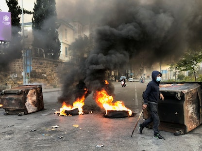 محتجون يغلقون طرقاً رئيسية ويحرقون الإطارات نتيجة الوضع الاقتصادي في لبنان - 4 مارس 2021 - REUTERS