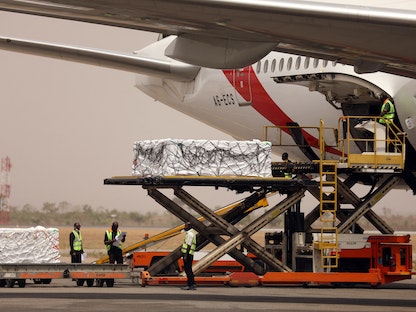تفريغ الدفعة الأولى من جرعات لقاح أوكسفورد-أسترازينيكا المضاد لكورونا من طائرة بعد وصولها إلى مطار نامدي أزيكوي الدولي في أبوجا، نيجيريا، 2 مارس 2021. - AFP