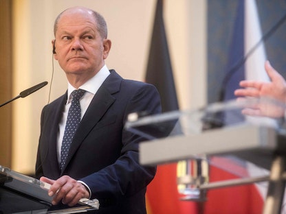 المستشار الألماني أولاف شولتز خلال مؤتمر صحافي في العاصمة التشيكية براغ - 29 أغسطس 2022 - AFP