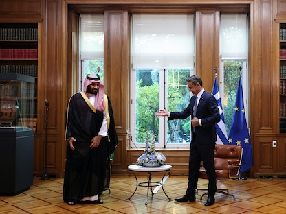 رئيس الوزراء اليوناني كيرياكوس ميتسوتاكيس خلال استقبال ولي العهد السعودي الأمير محمد بن سلمان في أثينا - 27 يوليو 2022 - REUTERS