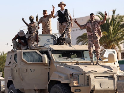 القوات المشتركة التابعة لحكومة الوحدة الليبية تتجمع داخل مطار مغلق بطرابلس استعداداً للانتشار على مداخل العاصمة طرابلس - 25 يوليو 2022 - AFP