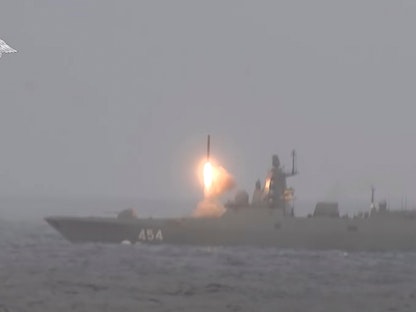 الفرقاطة الروسية "الأدميرال جورشكوف" تُطلق صاروخاً أسرع من الصوت من طراز "تسيركون" خلال تدريبات للقوات النووية - 19 فبراير 2022 - REUTERS