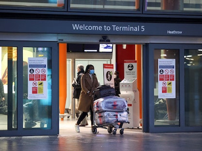 مسافرون يصلون إلى مطار هيثرو في بريطانيا، ديسمبر 2020 - REUTERS