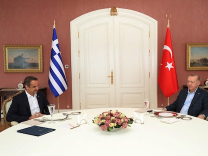 الرئيس التركي رجب طيب أردوغان خلال لقاء مع رئيس الوزراء اليوناني كيرياكوس ميتسوتاكيس في إسطنبول - 13 مارس 2022 - via REUTERS