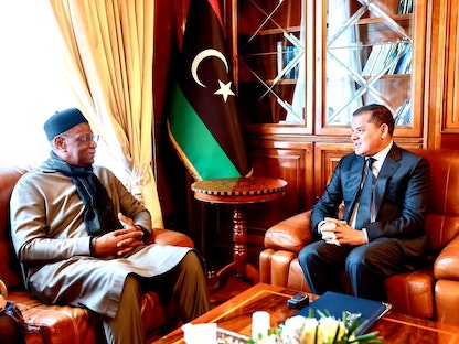 المبعوث الأممي إلى ليبيا عبدالله باتيلي خلال لقائه رئيس وزراء الحكومة المقالة من البرلمان عبدالحميد الدبيبة في العاصمة الليبية طرابلس- 5 فبراير 2023 - @UNSMILibya