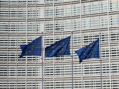علم الاتحاد الأوروبي يلوح أمام مقر المفوضية الأوروبية في بروكسل، 25 مارس 2021 - AFP