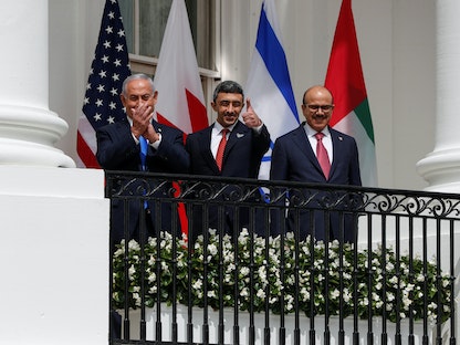 رئيس الوزراء الإسرائيلي بنيامين نتنياهو (يسار) ووزير الخارجية الإماراتي عبدالله بن زايد (وسط) ووزير الخارجية البحريني عبد اللطيف الزياني (يمين) في البيت الأبيض خلال تويع اتفاقية "أبراهام"- 15 سبتمبر 2020 - REUTERS
