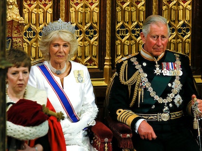 الأمير تشارلز (حينها) وزوجته كاميلا دوقة كورنوال ينتظران الملكة إليزابيث لإلقاء خطابها في مجلس اللوردات خلال الافتتاح الرسمي للبرلمان في قصر وستمنستر في لندن. 27 مايو 2015 - REUTERS