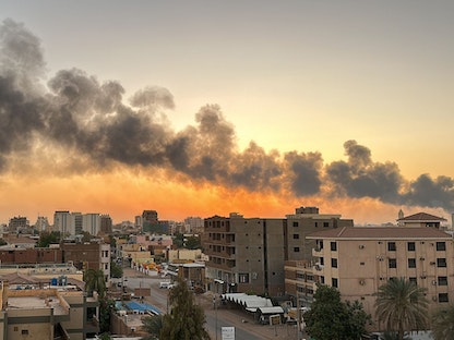 أدخنة متصاعدة في سماء العاصمة السودانية الخرطوم جراء المواجهات بين الجيش وقوات الدعم السريع. 19 أبريل 2023 - Getty Images