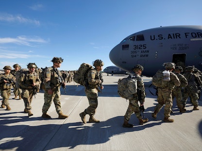 جنود أميركيون أثناء مغادرتهم قاعدة نورث كارولينا- 1 يناير 2020 - REUTERS