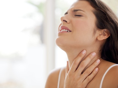 امرأة تعاني من أعراض تنفسية مزعجة - Getty Images