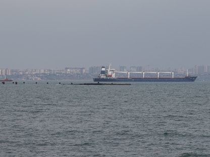 السفينة "رازوني" أثناء مغادرتها الميناء أوديسا البحري في أوكرانيا - 1 أغسطس 2022 - REUTERS