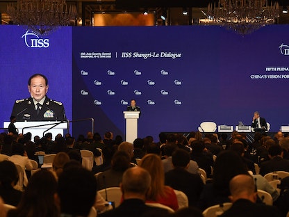  وزير الدفاع الصيني وي فنج خلال كلمته في حوار شانجريلا بسنغافورة - 12 يونيو 2022 - AFP