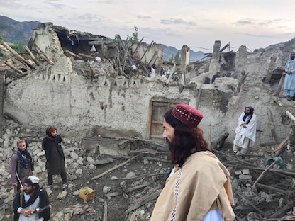 أثار الزلزال تظهر على المنازل في إحدى مناطق شرق أفغانستان 22 يونيو 2022. - twitter/TOLOnews