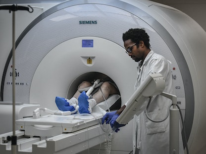 مريض يخضع للتصوير بأشعة الرنين المغناطيسي في مستشفى بمدينة كريتاي جنوب شرقي باريس. 5 يونيو 2019  - AFP