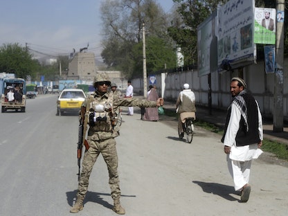 عنصر من القوات المسلحة الأفغانية في شوارع العاصمة كابول قبيل الانتخابات الأفغانية (أرشيف) - REUTERS