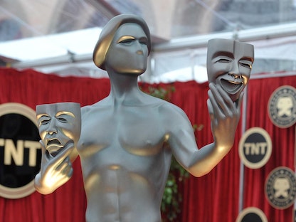 تمثال جائزة نقابة ممثلي الشاشة في هوليوود (ساغا) في أحد الاحتفالات السابقة - موقع جائزة ساغا الرسمي