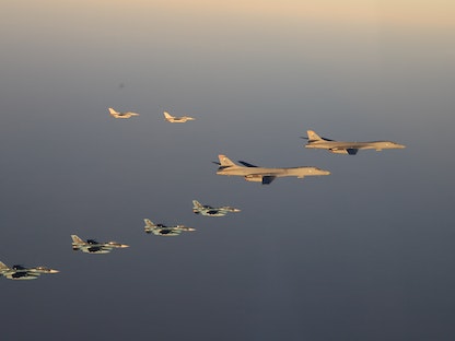 قاذفتان أميركيتان من طراز "B-1B" يرافقهما سرب مقاتلات تابع للقوات الجوية اليابانية فوق جزيرة كيوشو. 5 نوفمبر 2022 - REUTERS