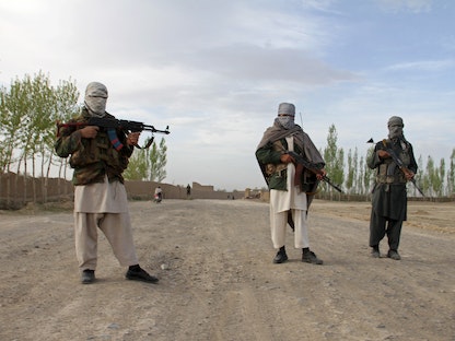 عناصر من "طالبان" يقفون في موقع إعدام 3 رجال في ولاية غزنة جنوب شرقي أفغانستان - 18 أبريل 2015 - REUTERS