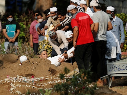 جانب من مراسم دفن أحد ضحايا فيروس كورونا في مقبرة بمومباي - 28 أبريل 2021 - REUTERS