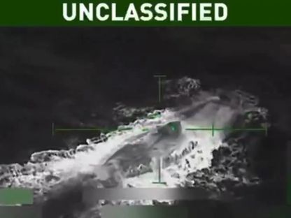 ترمب يعتزم إعادة ناجين من تدمير غواصة إلى الإكوادور وكولومبيا