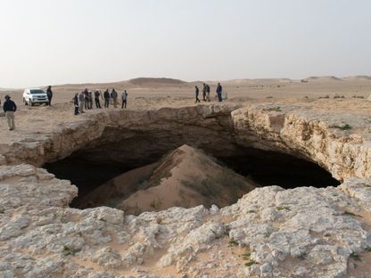 جانب من أعمال بعثة سعودية دولية مشتركة في دحول الصمان بشمال شرق مدينة الرياض في السعودية. 9 أبريل 2025 - هيئة التراث السعودية