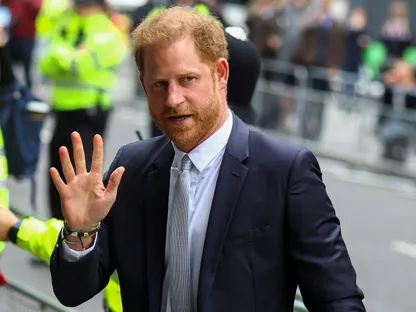 الأمير البريطاني هاري دوق ساسكس خارج مبنى رولز بالمحكمة العليا في لندن ، بريطانيا. 7 يونيو 2023. - Reuters