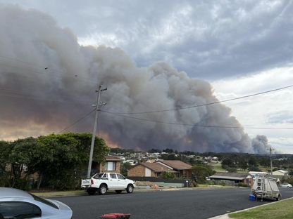 تصاعد أعمدة الدخان في منطقة "كولجلايت" Coolagolite  في شرق أستراليا . 3 أكتوبر 2023 - abc.net.au