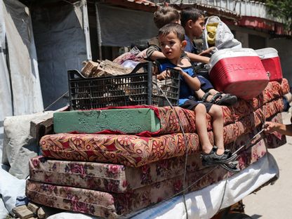 أطفال فلسطينيون يفرون من منازلهم مع أسرهم وأمتعتهم بعد إصدار الجيش الإسرائيلي أوامر بإخلاء مناطق بشمال قطاع غزة. 29 يونيو 2025 - REUTERS
