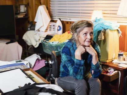 سيدة تجلس في غرفة غير مرتبة - Getty Images
