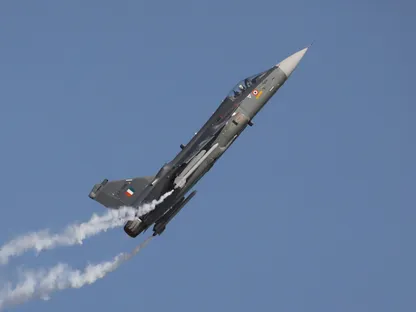 تحطم مقاتلة هندية من طراز "تيجاس" بعد تجاوزها المدرج أثناء الهبوط